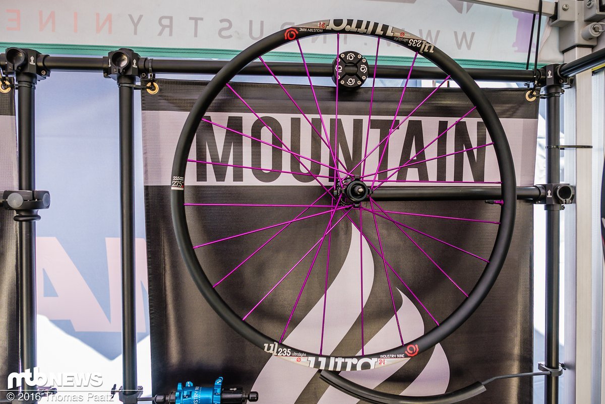 Ebenfalls neu: Die 235 Ultralight Felge für den Crosscountry-Einsatz Ebenfalls neu: Die 235 Ultralight Felge für den Crosscountry-Einsatz