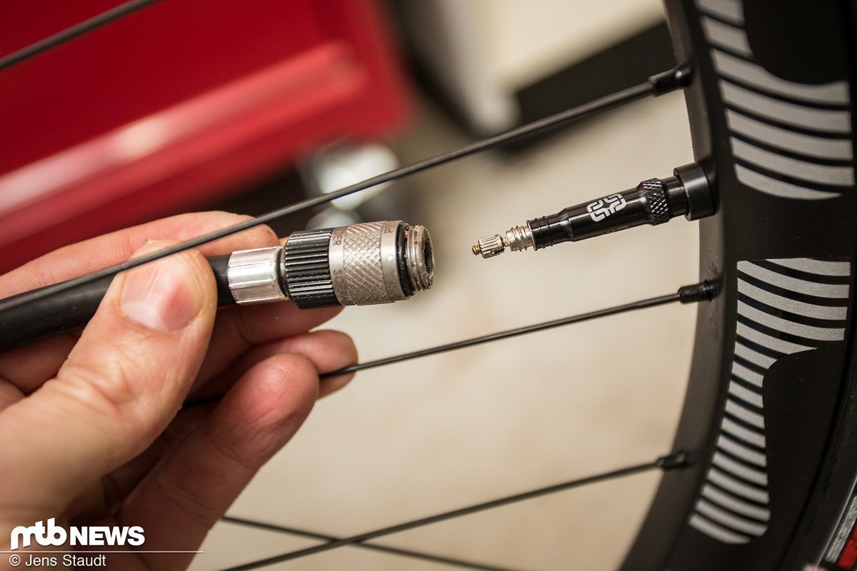 Unsere YT Capra und Tues Testbikes kamen mit e*thirteen-Tubelessventilen, die sich mit der Klic nicht verwenden lassen Unsere YT Capra und Tues Testbikes kamen mit e*thirteen-Tubelessventilen, die sich mit der Klic nicht verwenden lassen