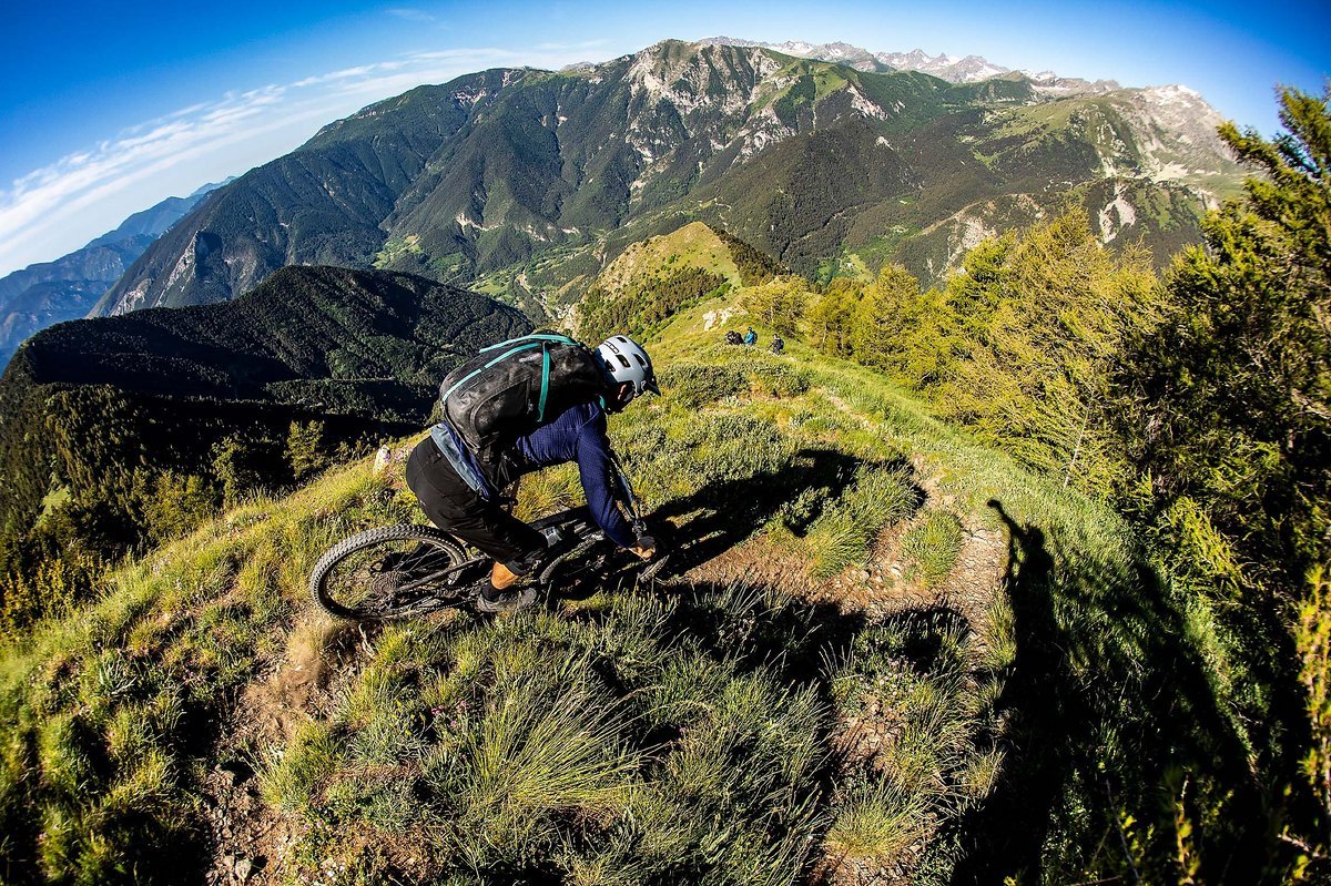 Kurven auf dem Bergkamm. Doch auch hier gilt: Bitte nicht vom handtuchbreiten Trail abweichen! Kurven auf dem Bergkamm. Doch auch hier gilt: Bitte nicht vom handtuchbreiten Trail abweichen!