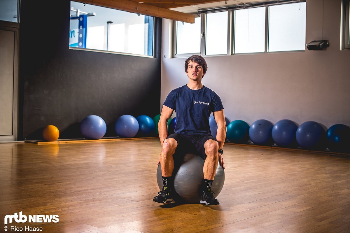 Ein Gymnastikball eignet sich hervorragend, um sein Körpergefühl durch kleine Ausgleichsbewegungen zu schulen. Ein Gymnastikball eignet sich hervorragend, um sein Körpergefühl durch kleine Ausgleichsbewegungen zu schulen.