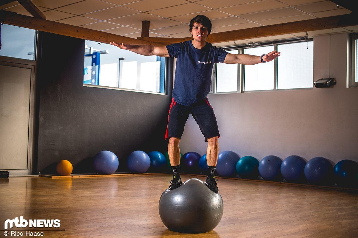 Aus der gehockten Position dann langsam aufstehen und dabei möglichst die Balance halten. Aus der gehockten Position dann langsam aufstehen und dabei möglichst die Balance halten.