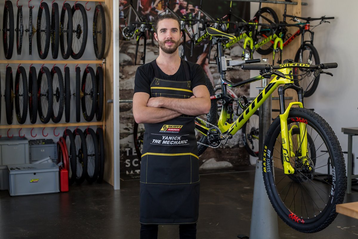 Yanick montiert auf Schurters Bike Maxxis Aspen Reifen für das Cape Epic. Im Gegensatz zum Weltcup kommen allerdings 90 ml Dichtmilch in jeden Reifen (beim Weltcup 50 ml) und zusätzlich je eine gelbe Pepi's Tire Noodle (Rokkline). Yanick montiert auf Schurters Bike Maxxis Aspen Reifen für das Cape Epic. Im Gegensatz zum Weltcup kommen allerdings 90 ml Dichtmilch in jeden Reifen (beim Weltcup 50 ml) und zusätzlich je eine gelbe Pepi's Tire Noodle (Rokkline).