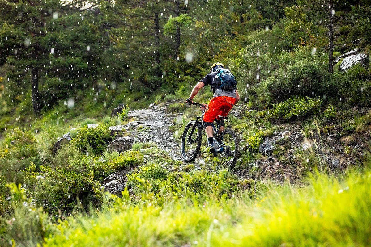 Ein Regenschauer ist gut für Flora und Fauna, aber nicht unbedingt für Mountainbiker Ein Regenschauer ist gut für Flora und Fauna, aber nicht unbedingt für Mountainbiker