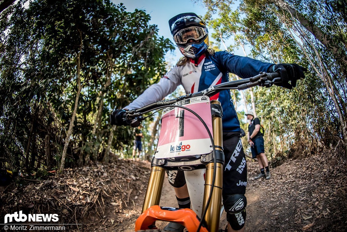 Rachel Atherton ist in ihrem Timed Run schwer gestürzt und hat sich dabei das linke Schlüsselbein gebrochen Rachel Atherton ist in ihrem Timed Run schwer gestürzt und hat sich dabei das linke Schlüsselbein gebrochen