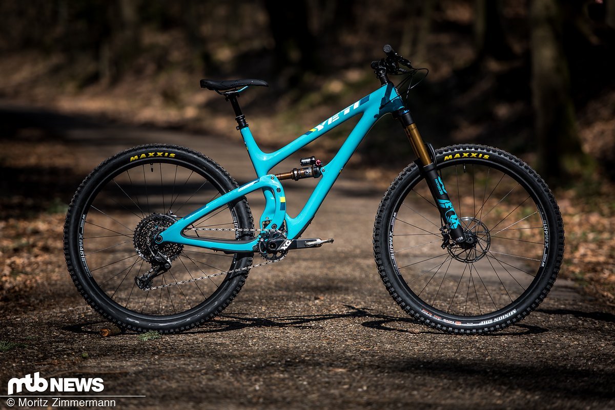 Das Yeti SB5.5 ist ein sehr schicker, edler und vielseitiger Begleiter, auf dem man ordentlich Gas geben kann, der aber auch auf gemäßigteren Trails jede Menge Spaß macht und bergauf sehr effizient ist Das Yeti SB5.5 ist ein sehr schicker, edler und vielseitiger Begleiter, auf dem man ordentlich Gas geben kann, der aber auch auf gemäßigteren Trails jede Menge Spaß macht und bergauf sehr effizient ist