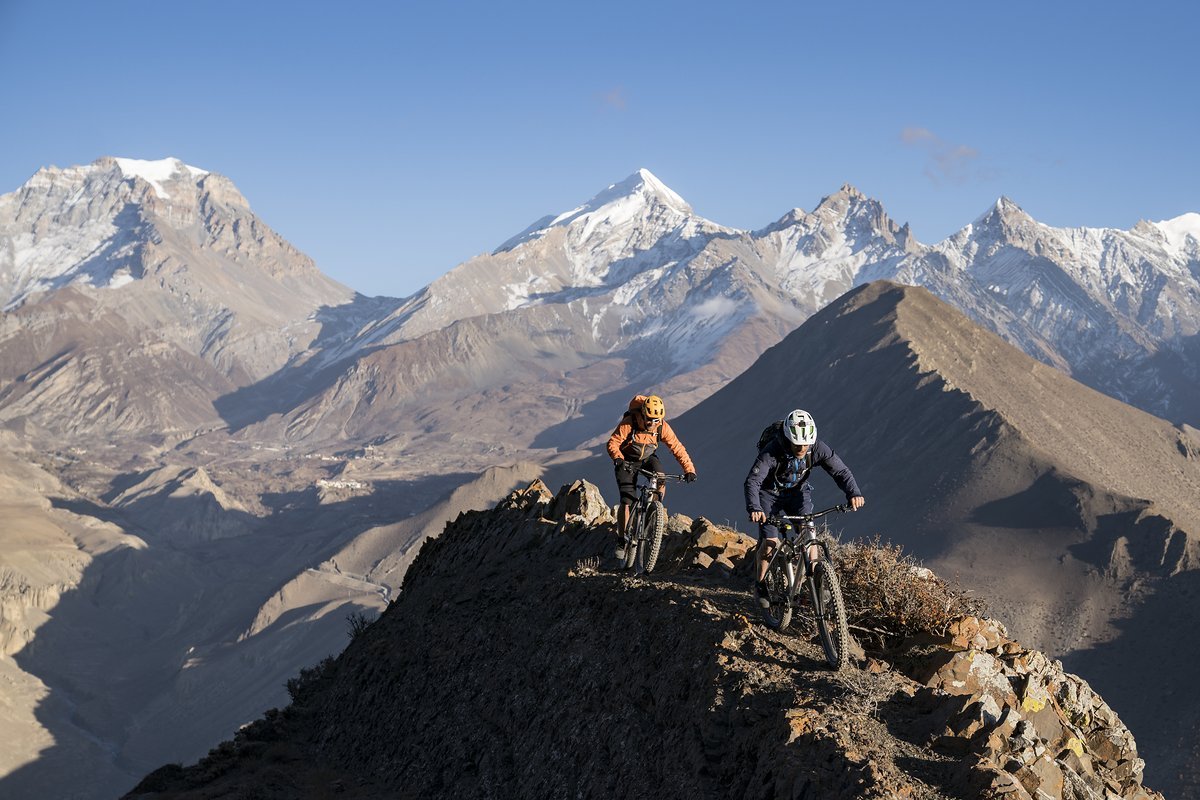 Gemeinsam mit Tom Öhler nimmt Harald im Himalaya unbekanntes Terrain unter die Reifen - und muss lernen, dass auch die beste Planung zu Hause nicht immer zu gelungenen Reisen führt Gemeinsam mit Tom Öhler nimmt Harald im Himalaya unbekanntes Terrain unter die Reifen - und muss lernen, dass auch die beste Planung zu Hause nicht immer zu gelungenen Reisen führt