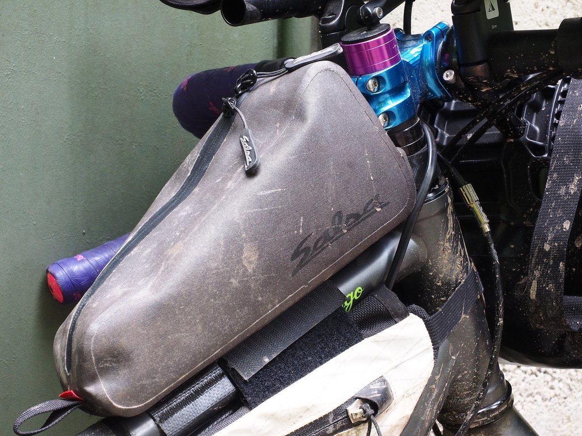 Gut greifbarer Reißverschluss und sinnvoll platzierte Schlaufen – der Top Tube Bag macht einen guten Eindruck Gut greifbarer Reißverschluss und sinnvoll platzierte Schlaufen – der Top Tube Bag macht einen guten Eindruck