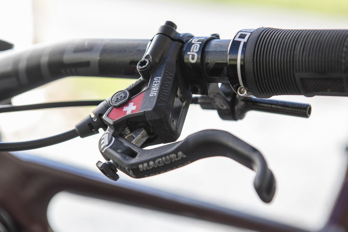 Magura MT7 mit vier Kolben bremsen uns auch im steilsten Gelände zuverlässig ab. Vorne mit einer 200 mm und hinten mit einer 180 mm-Bremsscheibe. Magura MT7 mit vier Kolben bremsen uns auch im steilsten Gelände zuverlässig ab. Vorne mit einer 200 mm und hinten mit einer 180 mm-Bremsscheibe.