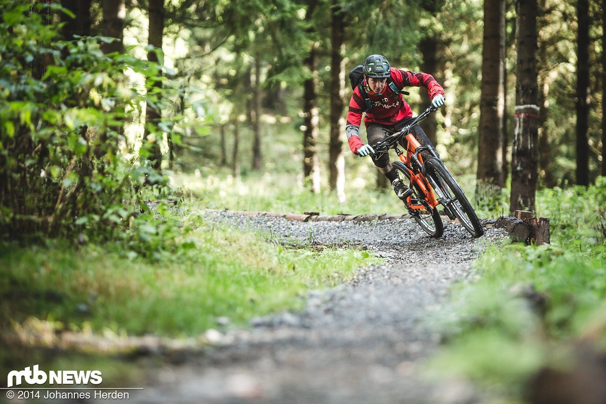 All-Mountain- und Enduro-Helme müssen einen großen Spagat beherrschen All-Mountain- und Enduro-Helme müssen einen großen Spagat beherrschen