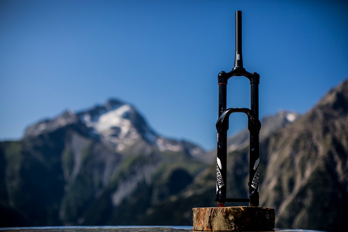 Das ist sie, die 2016er RockShox Lyrik. Wir haben ihr im ersten Test in Les Deux Alpes die Sporen gegeben Das ist sie, die 2016er RockShox Lyrik. Wir haben ihr im ersten Test in Les Deux Alpes die Sporen gegeben