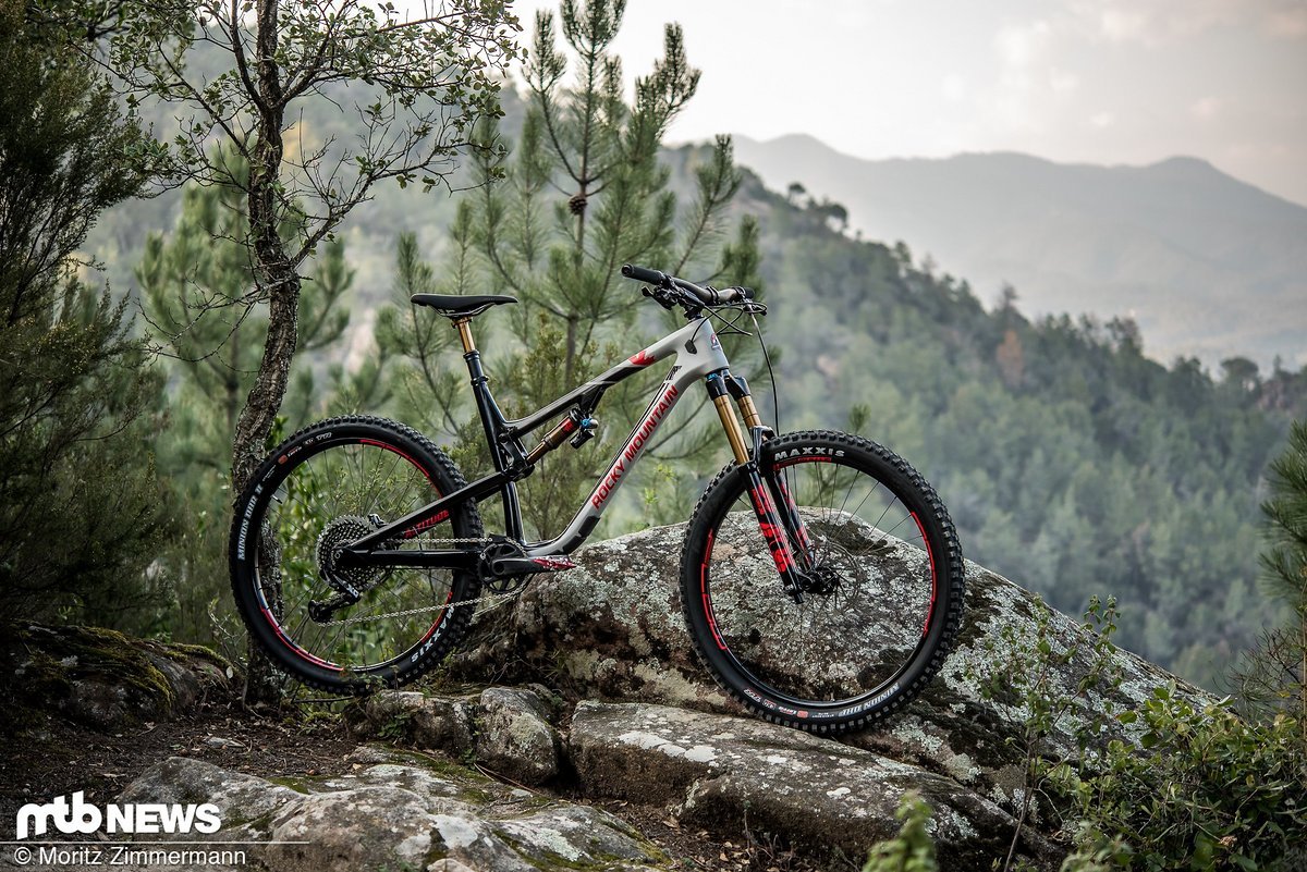 Als Einsatzbereich für das Rocky Mountain Altitude Carbon 90 wird auf der Hersteller-Website “Aggressive Trail” angegeben Als Einsatzbereich für das Rocky Mountain Altitude Carbon 90 wird auf der Hersteller-Website “Aggressive Trail” angegeben