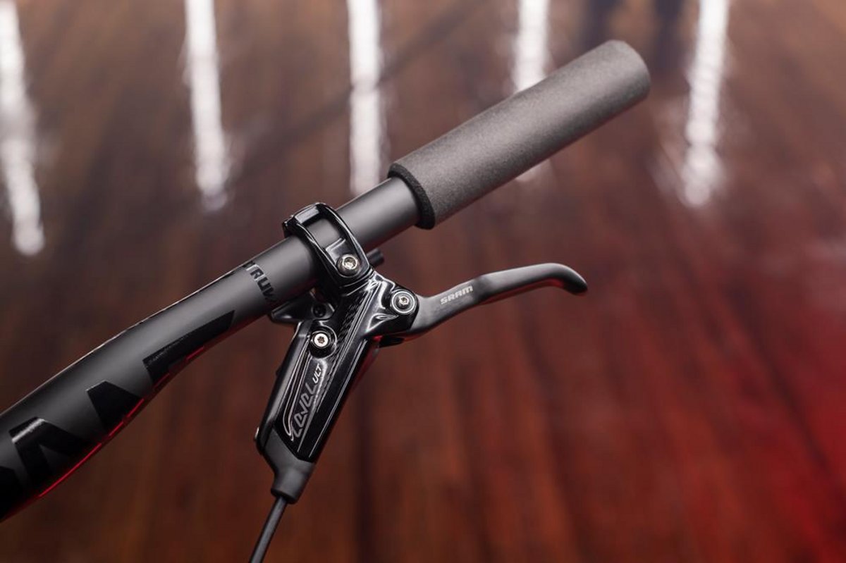 Die neue SRAM Level Bremse will mit viel Bremskraft bei wenig Gewicht punkten Die neue SRAM Level Bremse will mit viel Bremskraft bei wenig Gewicht punkten