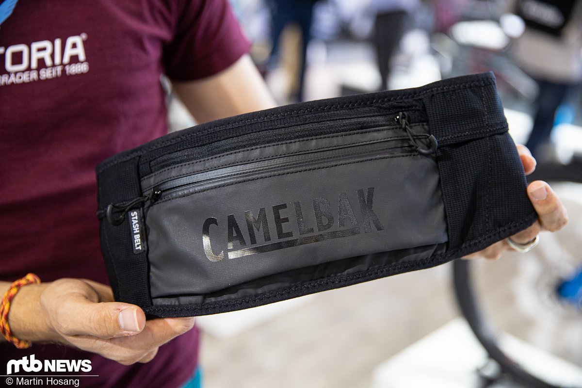 Der neue Camelbak Stash Belt bietet 2 Liter Verstauraum und wird unter dem Trikot getragen Der neue Camelbak Stash Belt bietet 2 Liter Verstauraum und wird unter dem Trikot getragen