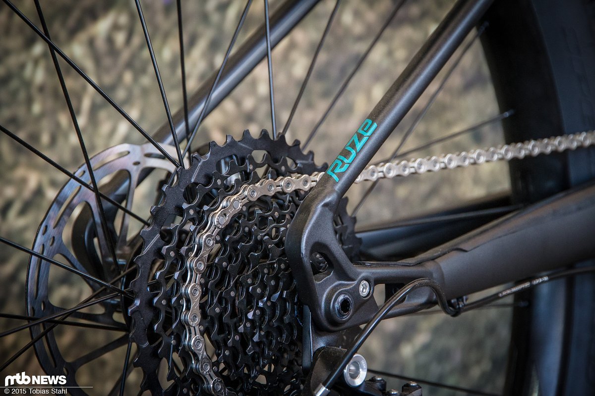 Im Topmodell kommt eine Sram GX1 11-fach Schaltung zum Einsatz, die günstigeren Ausstattungen haben eine 10-fach Kassette mit 11-40 Zähnen Im Topmodell kommt eine Sram GX1 11-fach Schaltung zum Einsatz, die günstigeren Ausstattungen haben eine 10-fach Kassette mit 11-40 Zähnen