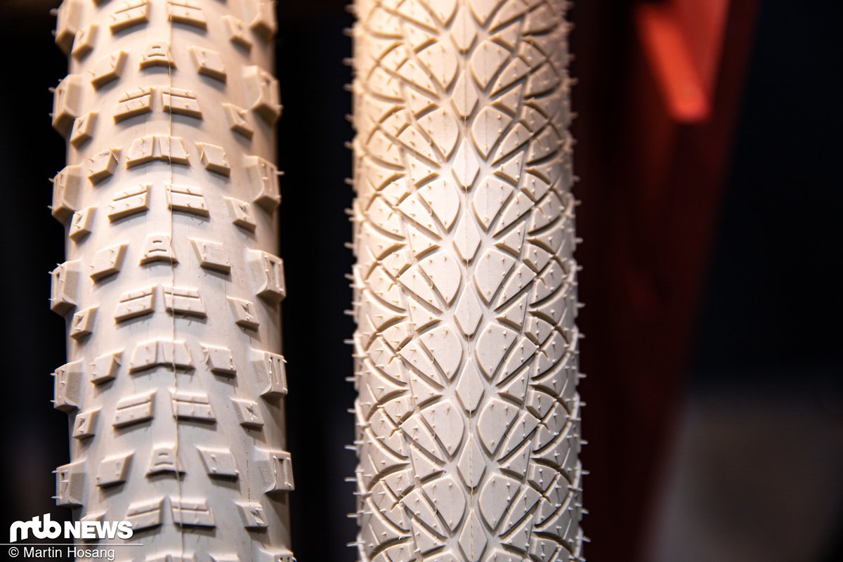 Mit einer cremefarbingen Lauffläche und den etwas gröberen Profilen wie bei Dirtbike-Reifen üblich, tanzen die neuen Reifen etwas aus der Reihe. Mit einer cremefarbingen Lauffläche und den etwas gröberen Profilen wie bei Dirtbike-Reifen üblich, tanzen die neuen Reifen etwas aus der Reihe.