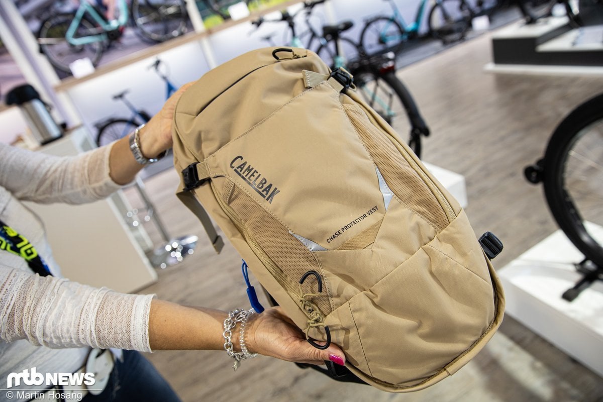 Wer auf Nummer sicher gehen will, legt sich den neuen Camelbak Chase Protector Vest-Rucksack zu, dieser verfügt über einen integrierten Rückenprotektor Wer auf Nummer sicher gehen will, legt sich den neuen Camelbak Chase Protector Vest-Rucksack zu, dieser verfügt über einen integrierten Rückenprotektor