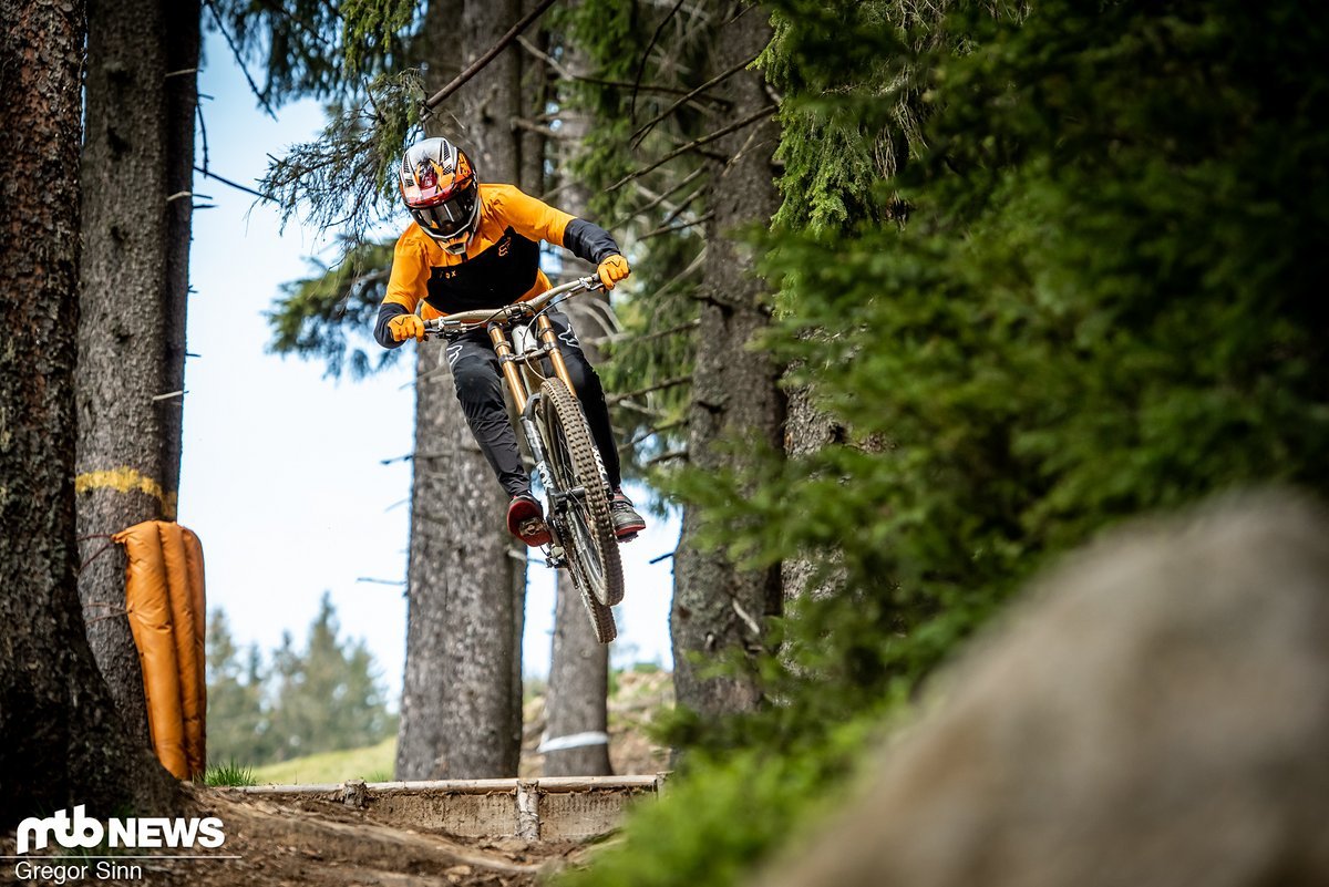 In sehr ruppigen Passagen vermittelt das YT Tues 29 CF Pro Race wenig Feedback und bügelt quasi alles platt In sehr ruppigen Passagen vermittelt das YT Tues 29 CF Pro Race wenig Feedback und bügelt quasi alles platt