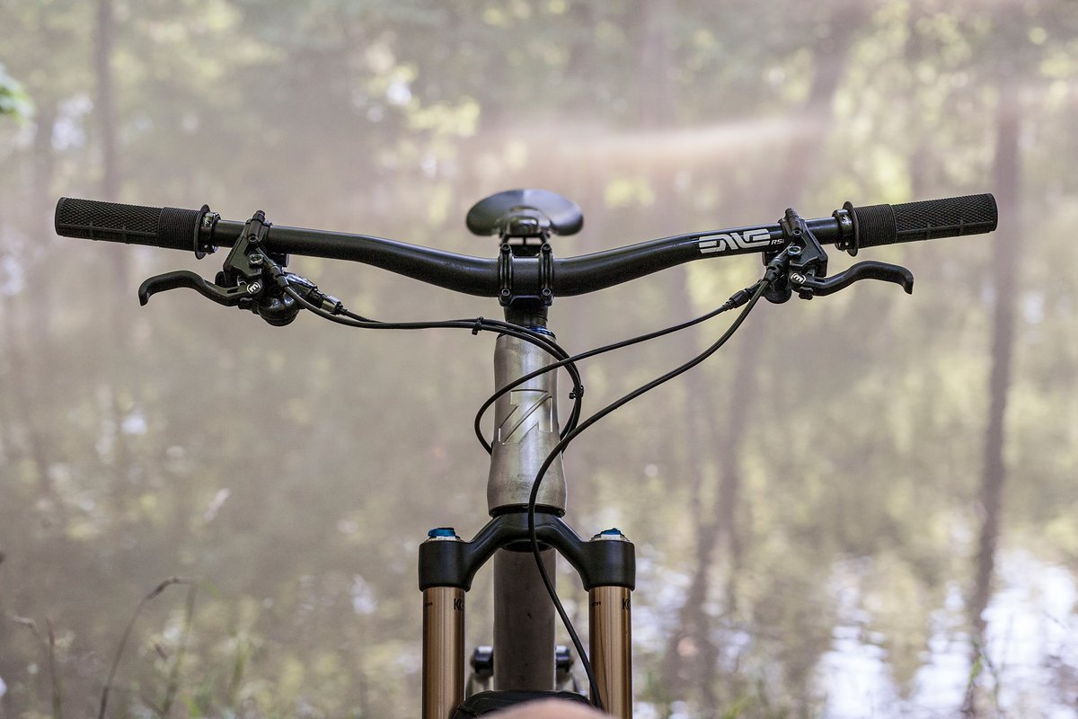 Schickes Cockpit bestehend aus ENVE RSR Lenker, NEWMEN EVOLUTION SL Vorbau und einer Magura MT7 mit Einfinger-Bremshebeln Schickes Cockpit bestehend aus ENVE RSR Lenker, NEWMEN EVOLUTION SL Vorbau und einer Magura MT7 mit Einfinger-Bremshebeln