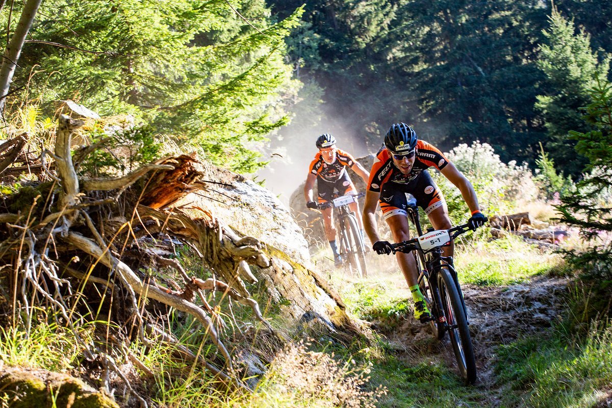 Früh im Rennen setzten sich Thomas Litscher und Max Foidl vom jb Brunex Felt Team ab, doch ein defekter Reifen warf die beiden aussichtslos zurück. Früh im Rennen setzten sich Thomas Litscher und Max Foidl vom jb Brunex Felt Team ab, doch ein defekter Reifen warf die beiden aussichtslos zurück.