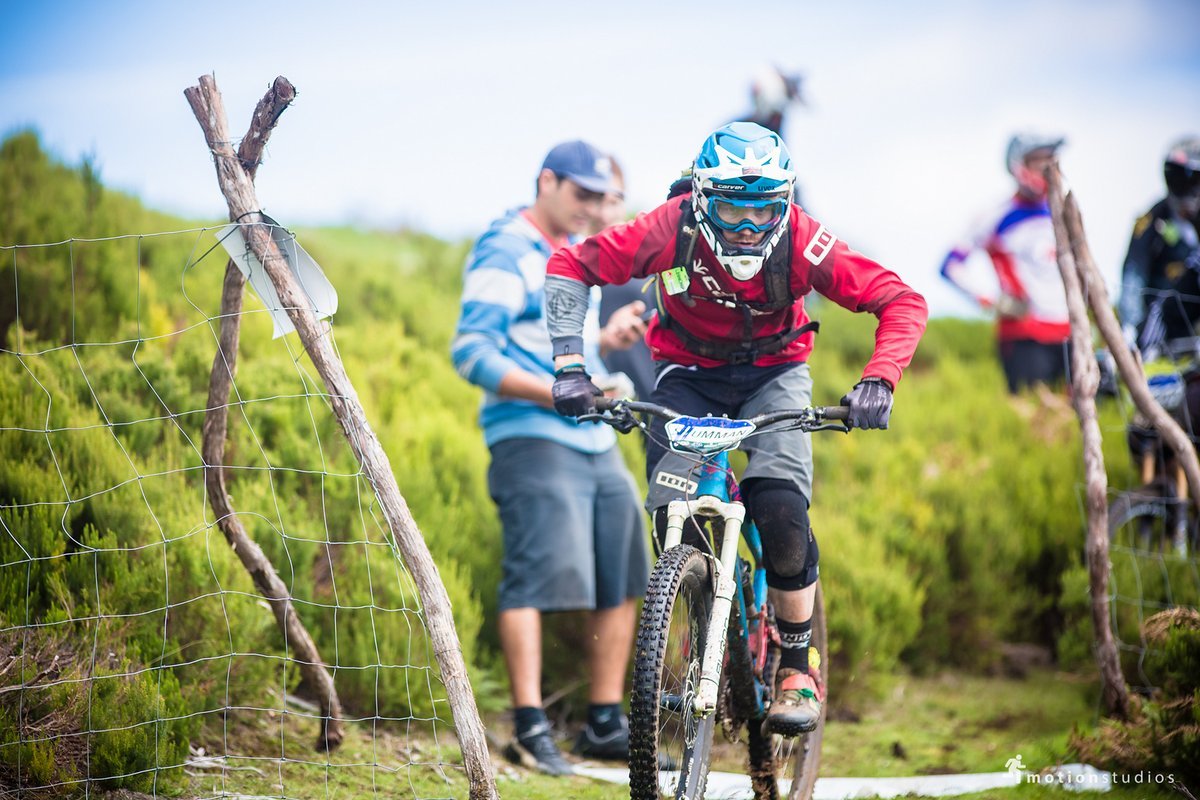 Max am Start von Stage 3. Sie ist die „Überraschung“. Als einzige Stage wird sie auf Sicht gefahren. Hier war kein Training möglich. Max am Start von Stage 3. Sie ist die „Überraschung“. Als einzige Stage wird sie auf Sicht gefahren. Hier war kein Training möglich.