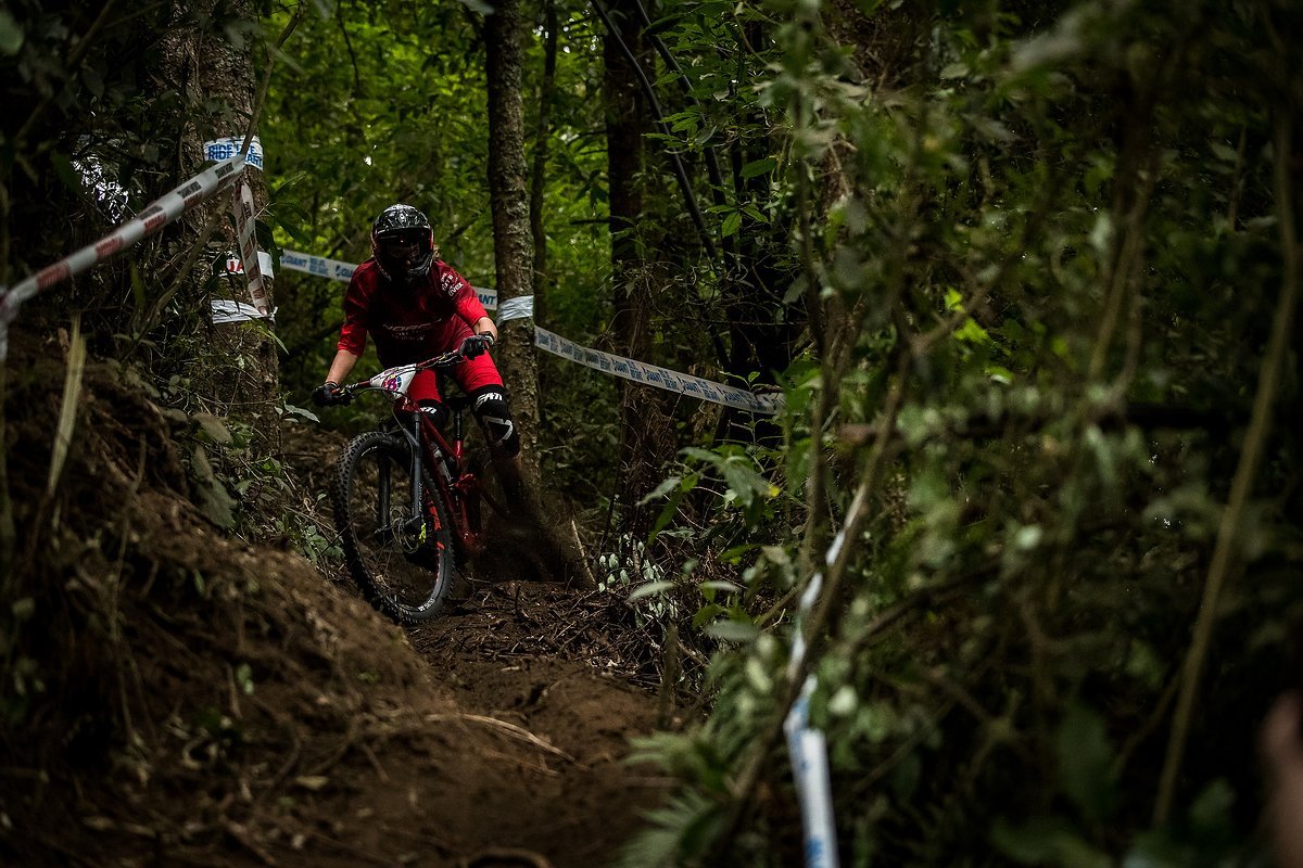 Loam to the dome – die tiefen Staubrillen auf Stage 1 und 5 waren gar nicht so einfach zu bewältigen Loam to the dome – die tiefen Staubrillen auf Stage 1 und 5 waren gar nicht so einfach zu bewältigen