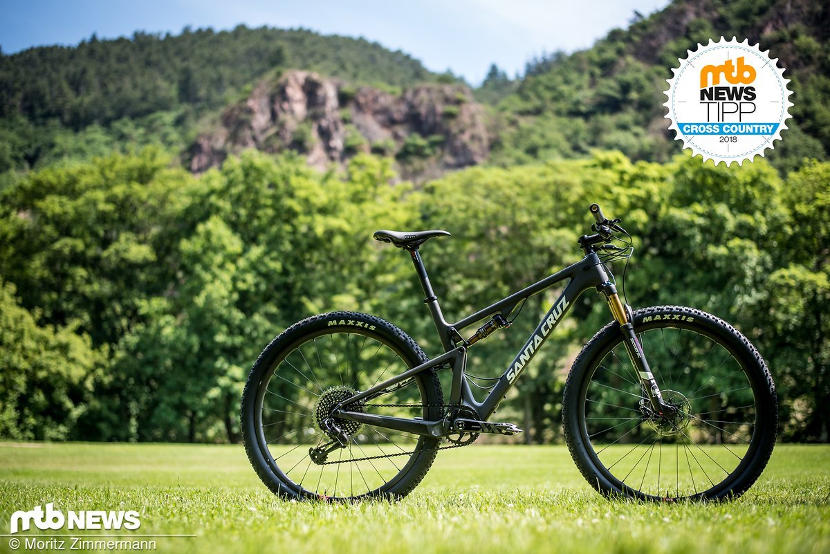 Mit 9.399 € (UVP) ist das Santa Cruz Blur X01 Reserve das teuerste Bike im Testfeld, kann jedoch bedenkenlos bei XC-Rennen eingesetzt werden. Mit 9.399 € (UVP) ist das Santa Cruz Blur X01 Reserve das teuerste Bike im Testfeld, kann jedoch bedenkenlos bei XC-Rennen eingesetzt werden.