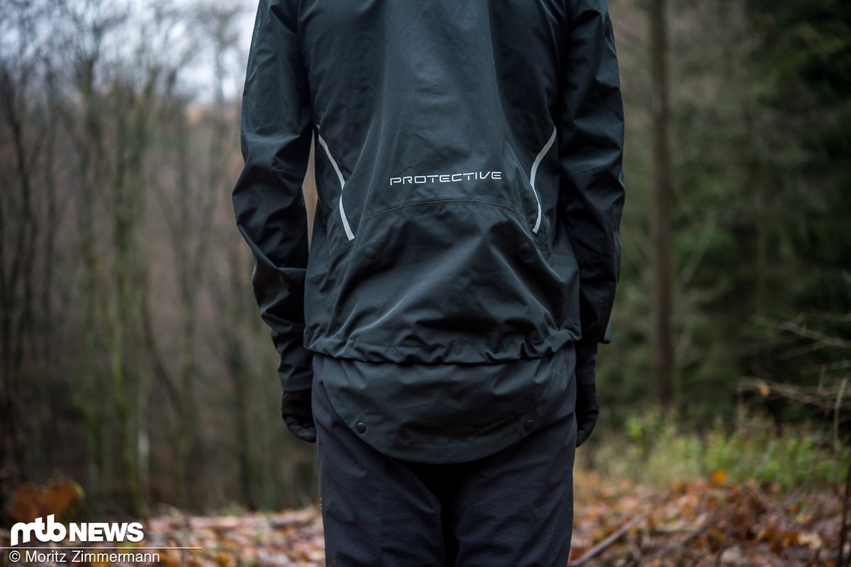 Der herausklappbare Spritzschutz verlängert die Rückenpartie der Protective P-Rain Carve-Jacke und circa zwölf Zentimeter. Der herausklappbare Spritzschutz verlängert die Rückenpartie der Protective P-Rain Carve-Jacke und circa zwölf Zentimeter.