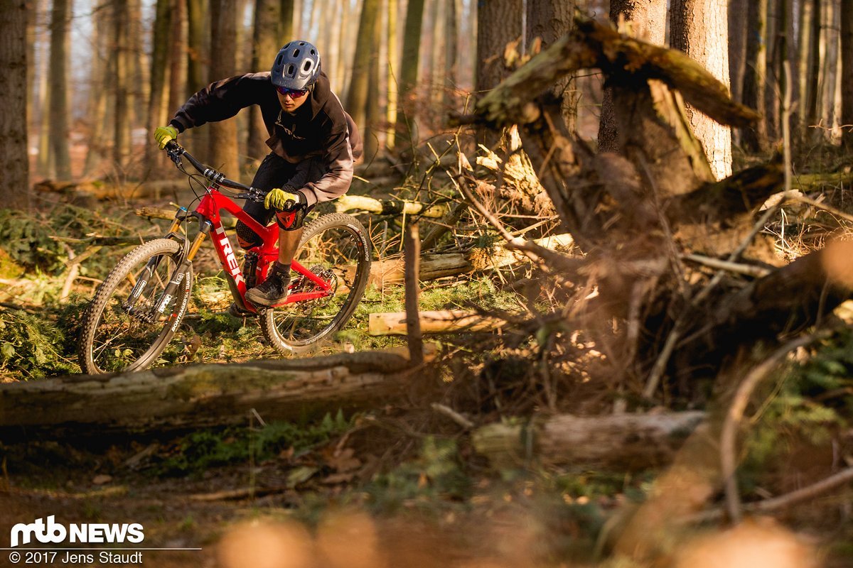 Wie auf Schienen zieht das Trek Slash 9.9 durch Kurven Wie auf Schienen zieht das Trek Slash 9.9 durch Kurven