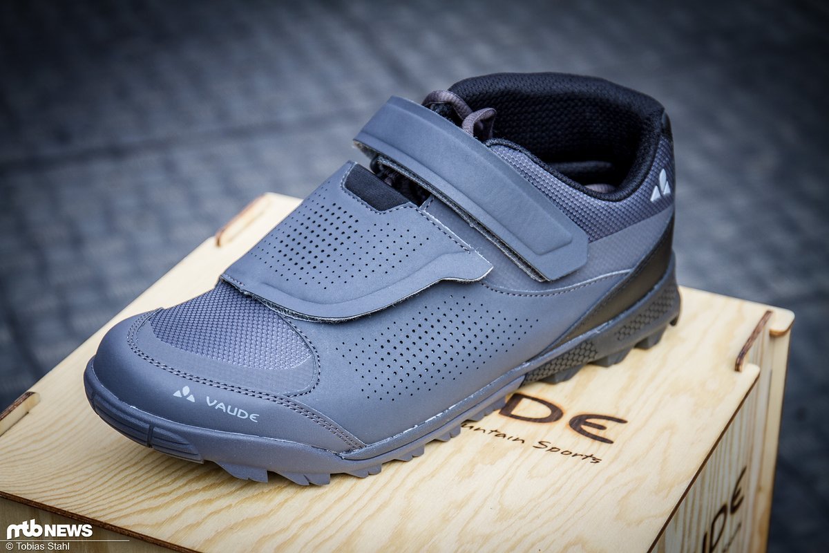 Der Vaude Downieville Mid Schuh ist mit zwei Klettverschlüssen versehen Der Vaude Downieville Mid Schuh ist mit zwei Klettverschlüssen versehen