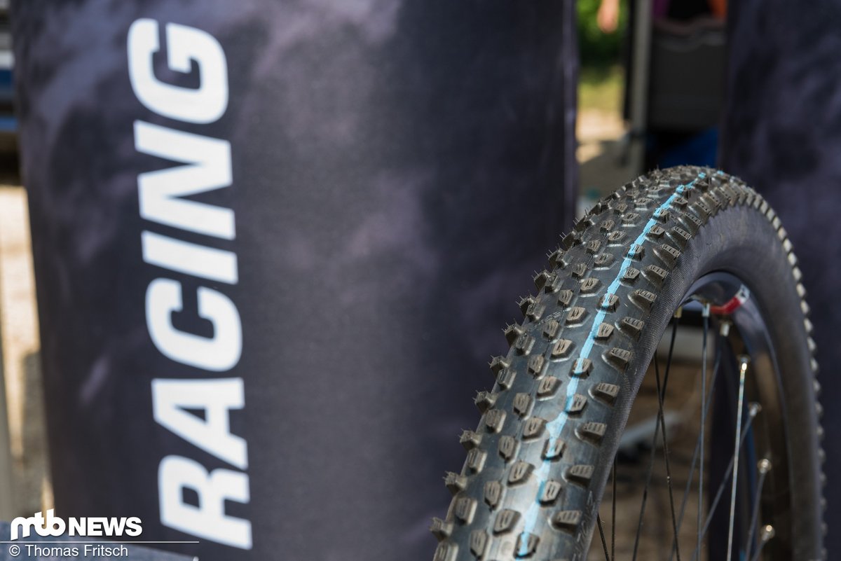 Der neue Schwalbe Racing Ray ist nur mit dem Addix Speedgrip Compound erhältlich. Verfügbar ist er in vier verschiedenen Ausführungen ab Juli 2018 zu einem Preis von 57,90 €. Der neue Schwalbe Racing Ray ist nur mit dem Addix Speedgrip Compound erhältlich. Verfügbar ist er in vier verschiedenen Ausführungen ab Juli 2018 zu einem Preis von 57,90 €.