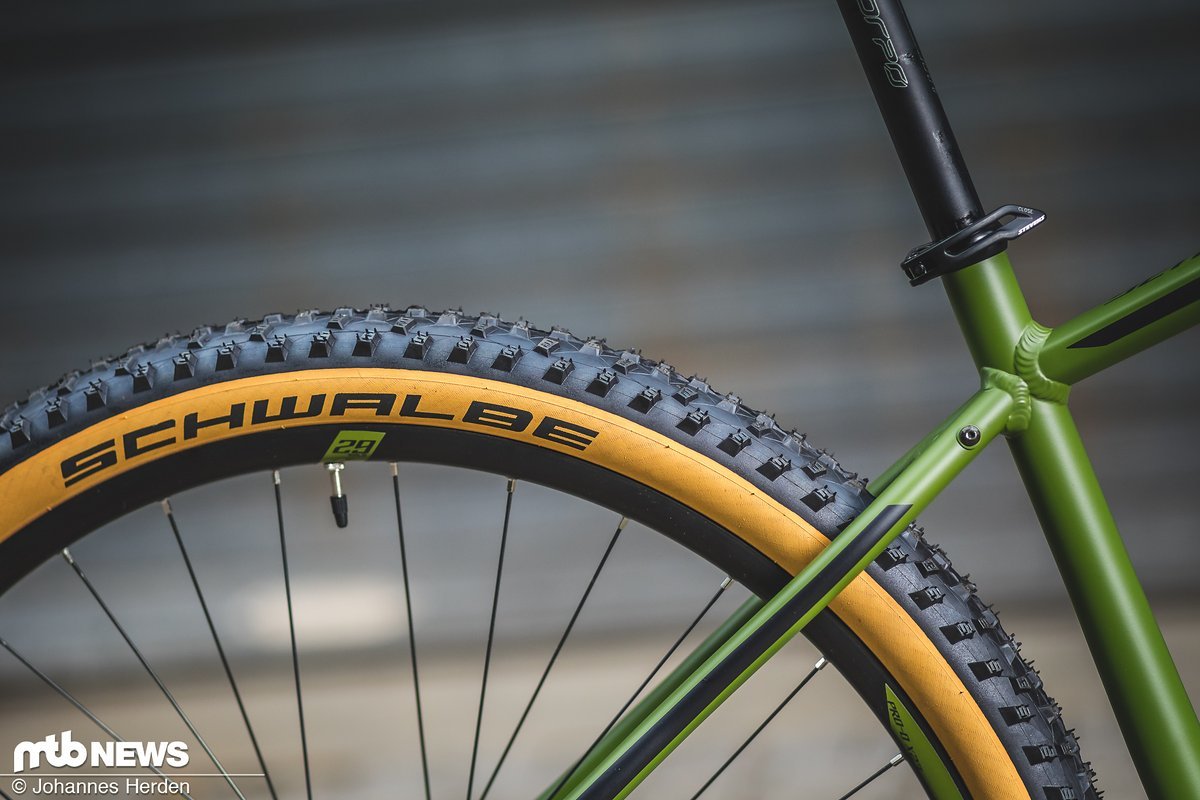 Die Schwalbe Rocket Ron in der Classic Skin-Variante harmonieren unserer Meinung nach schön mit der "Dark Olive"-Farbgebung des Hauptrahmens Die Schwalbe Rocket Ron in der Classic Skin-Variante harmonieren unserer Meinung nach schön mit der "Dark Olive"-Farbgebung des Hauptrahmens