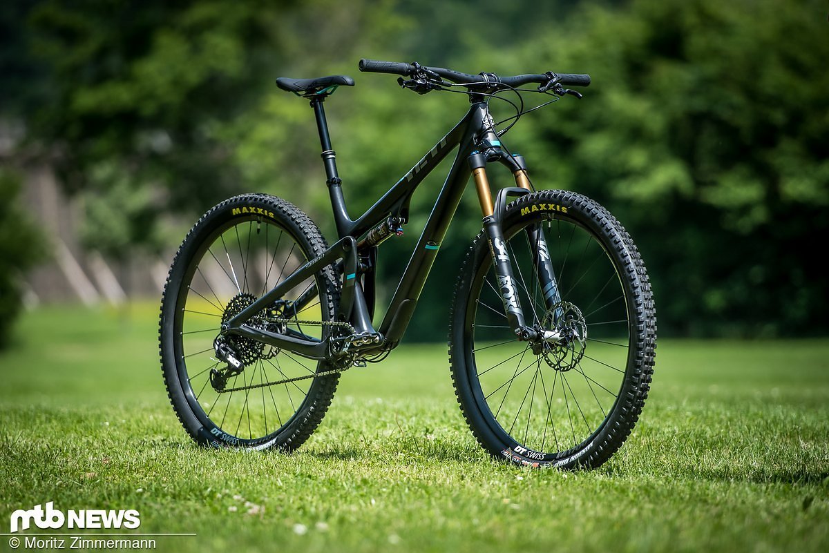 Das Yeti SB100 reiht sich in die neue Riege der “Down Country-Bikes” ein. Dank 120 mm Federweg an der Front und 100 mm am Heck soll das schicke Carbon-Fully sowohl bergauf als auch bergab schnell unterwegs sein! Das Yeti SB100 reiht sich in die neue Riege der “Down Country-Bikes” ein. Dank 120 mm Federweg an der Front und 100 mm am Heck soll das schicke Carbon-Fully sowohl bergauf als auch bergab schnell unterwegs sein!