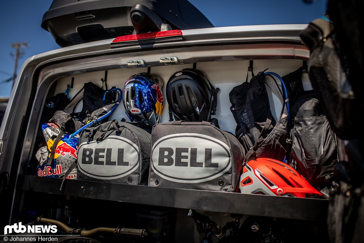 Helm- und Schuhfächer: Oben auf der Ablage hängen und stehen die Helme von Jill Helm- und Schuhfächer: Oben auf der Ablage hängen und stehen die Helme von Jill