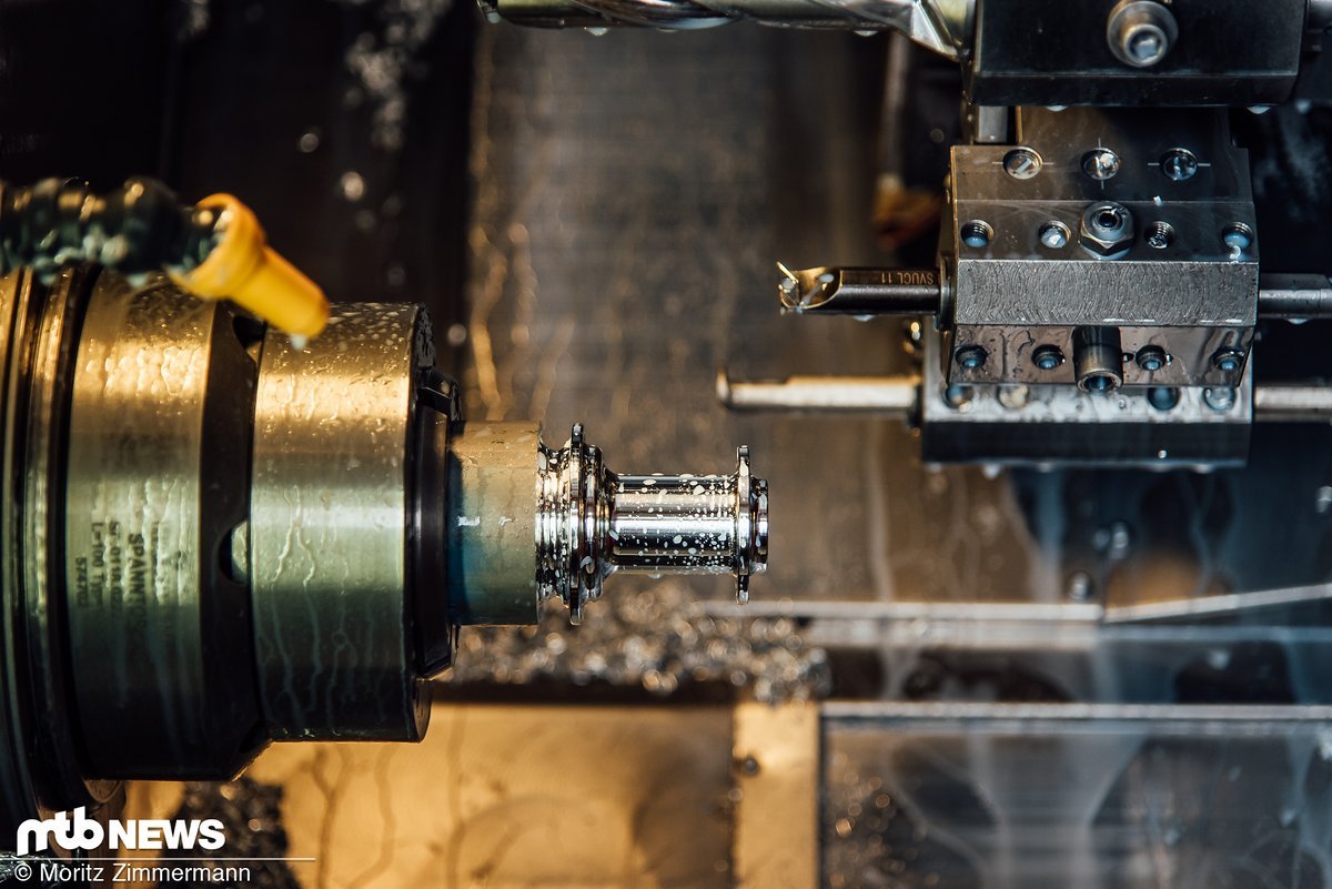 Während der Bearbeitung in der CNC-Fräse muss der Nabenkörper, der hier entstehen soll, zwischendurch per Hand umgespannt werden Während der Bearbeitung in der CNC-Fräse muss der Nabenkörper, der hier entstehen soll, zwischendurch per Hand umgespannt werden