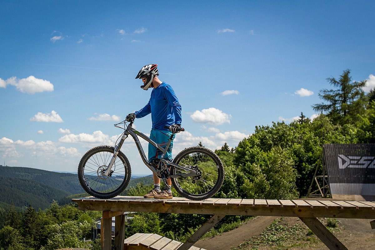 Gerade höhere Drops, wie man sie im Bikepark findet, benötigen mentale und fahrtechnische Sicherheit! Gerade höhere Drops, wie man sie im Bikepark findet, benötigen mentale und fahrtechnische Sicherheit!