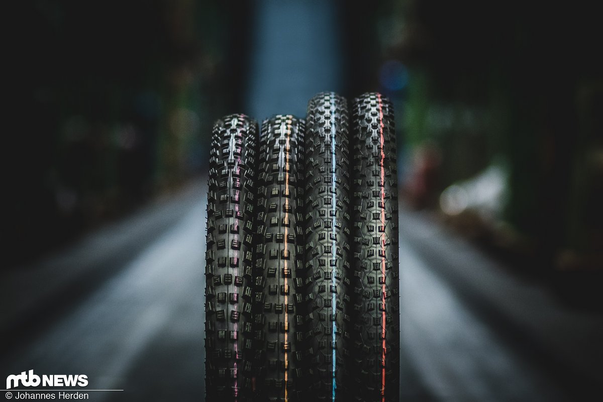 Die Schwalbe Addix-Gummimischungen sind in den Versionen Speed, Speed-Grip, Soft und Ultra-Soft für eine Vielzahl an Schwalbe Mountainbike-Reifen erhältlich. Die Schwalbe Addix-Gummimischungen sind in den Versionen Speed, Speed-Grip, Soft und Ultra-Soft für eine Vielzahl an Schwalbe Mountainbike-Reifen erhältlich.