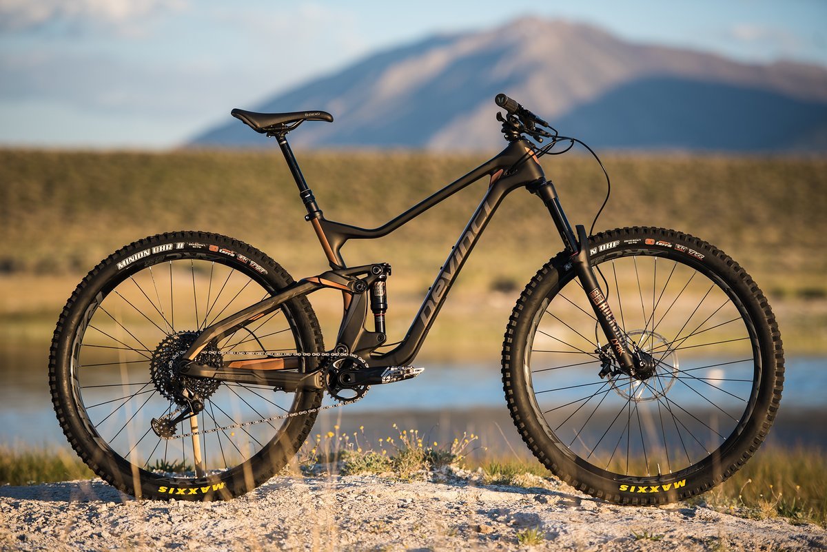 Das Devinci Troy wird es sowohl mit Aluminium- als auch mit Carbon-Rahmen und in den Laufradgrößen 27,5″ und 29″ zu kaufen geben. Das Devinci Troy wird es sowohl mit Aluminium- als auch mit Carbon-Rahmen und in den Laufradgrößen 27,5″ und 29″ zu kaufen geben.
