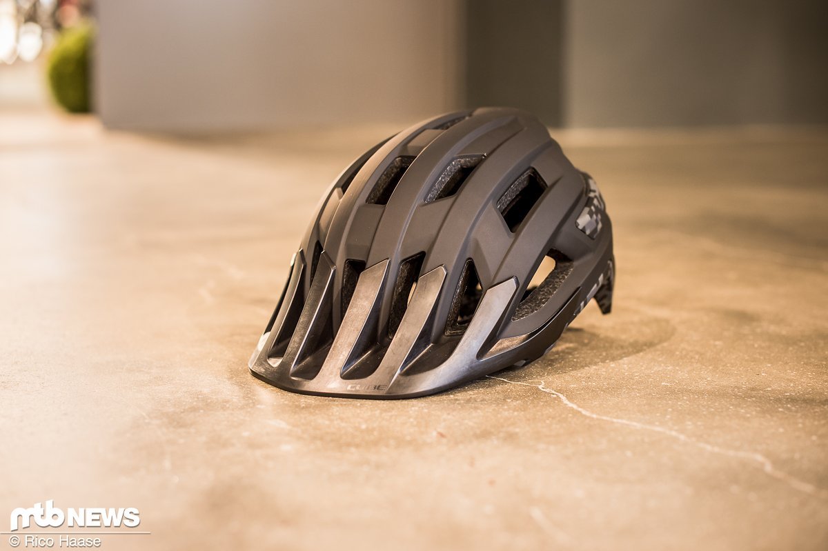 Der Cube Rook-Helm soll dank guter Belüftung und weit herunter gezogenem Teil am Hinterkopf perfekt für den Trail sein. Der Cube Rook-Helm soll dank guter Belüftung und weit herunter gezogenem Teil am Hinterkopf perfekt für den Trail sein.