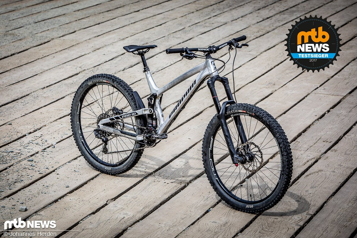 Freeride? Trail? Enduro? Die Antwort von Propain lautet: Spindrift! Der 180 mm-Bolide der Firma vom Bodensee glänzt in hartem Gelände. Der potente Hinterbau überzeugt auf dem Trail, auch das Preis-Leistungs-Verhältnis stimmt Freeride? Trail? Enduro? Die Antwort von Propain lautet: Spindrift! Der 180 mm-Bolide der Firma vom Bodensee glänzt in hartem Gelände. Der potente Hinterbau überzeugt auf dem Trail, auch das Preis-Leistungs-Verhältnis stimmt