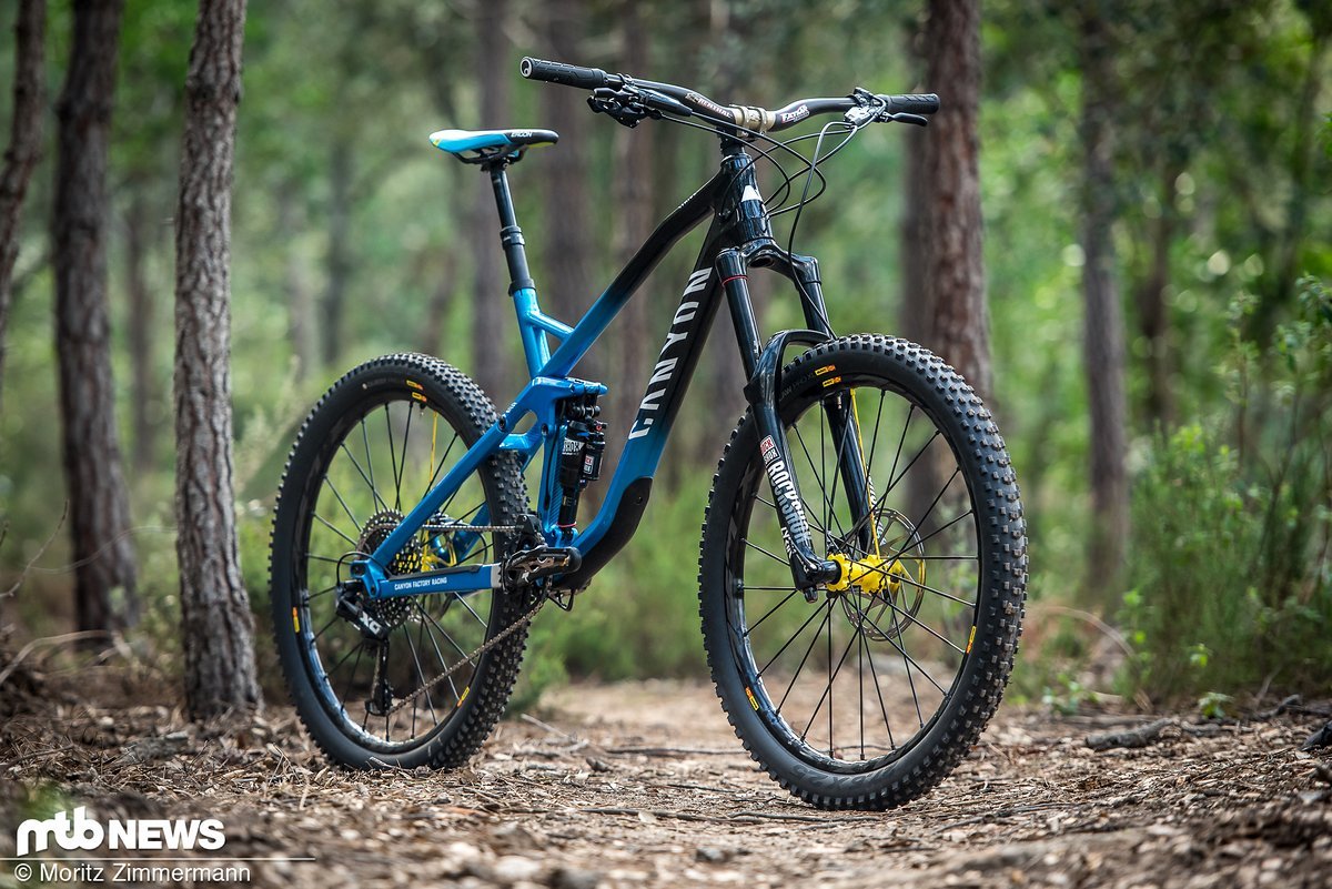 Das Canyon Strive CF 9.0 Team ist nach wie vor top aktuell und eine gute Wahl für all jene, die ein solides Enduro-Bike mit guten Allround-Eigenschaften suchen. Das Canyon Strive CF 9.0 Team ist nach wie vor top aktuell und eine gute Wahl für all jene, die ein solides Enduro-Bike mit guten Allround-Eigenschaften suchen.