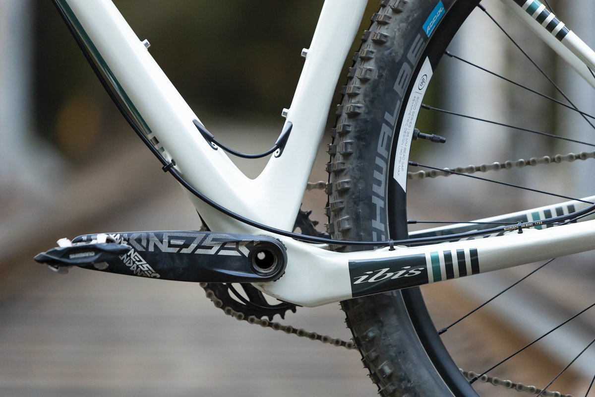 Der Carbon-Rahmen des Hardtails ist Vario-Sattelstützen-kompatibel und bietet Platz für zwei Flaschenhalter Der Carbon-Rahmen des Hardtails ist Vario-Sattelstützen-kompatibel und bietet Platz für zwei Flaschenhalter