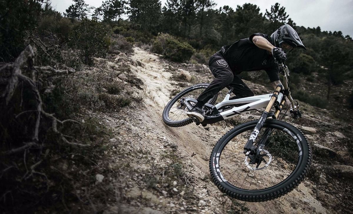 Lange wurde es mehr oder weniger geheim getestet, nun ist da: Mit dem Tues 29 präsentiert YT eine 29"-Variante ihres Downhill-Boliden Lange wurde es mehr oder weniger geheim getestet, nun ist da: Mit dem Tues 29 präsentiert YT eine 29"-Variante ihres Downhill-Boliden