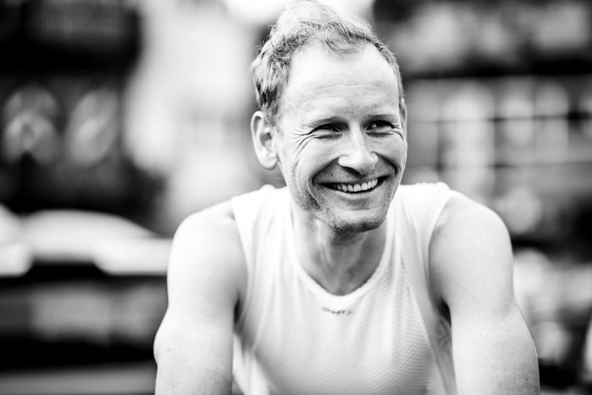 Urs ist super gelaunt, auch schon vor der Etappe und bevor klar ist, dass er und Simon ab morgen wieder im gelben Trikot fahren Urs ist super gelaunt, auch schon vor der Etappe und bevor klar ist, dass er und Simon ab morgen wieder im gelben Trikot fahren