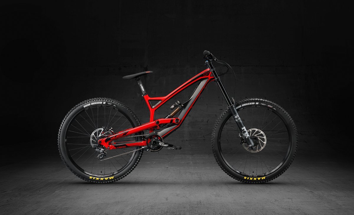Mit Dirtbikes und den Tues-Downhillern begann die Erfolgsgeschichte von YT Industries – auch 2018 ist das Tues ein Garant für ein super Preis-Leistungs-Verhältnis! Mit Dirtbikes und den Tues-Downhillern begann die Erfolgsgeschichte von YT Industries – auch 2018 ist das Tues ein Garant für ein super Preis-Leistungs-Verhältnis!