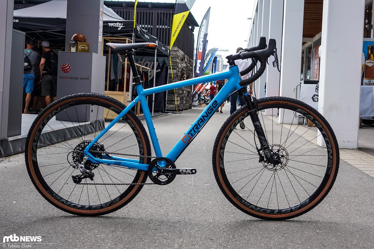 Strange nennt Orange seine Prototypen - so wie dieses Strange X9, ein leichtes Gravelbike mit Mountainbike-Genen Strange nennt Orange seine Prototypen - so wie dieses Strange X9, ein leichtes Gravelbike mit Mountainbike-Genen