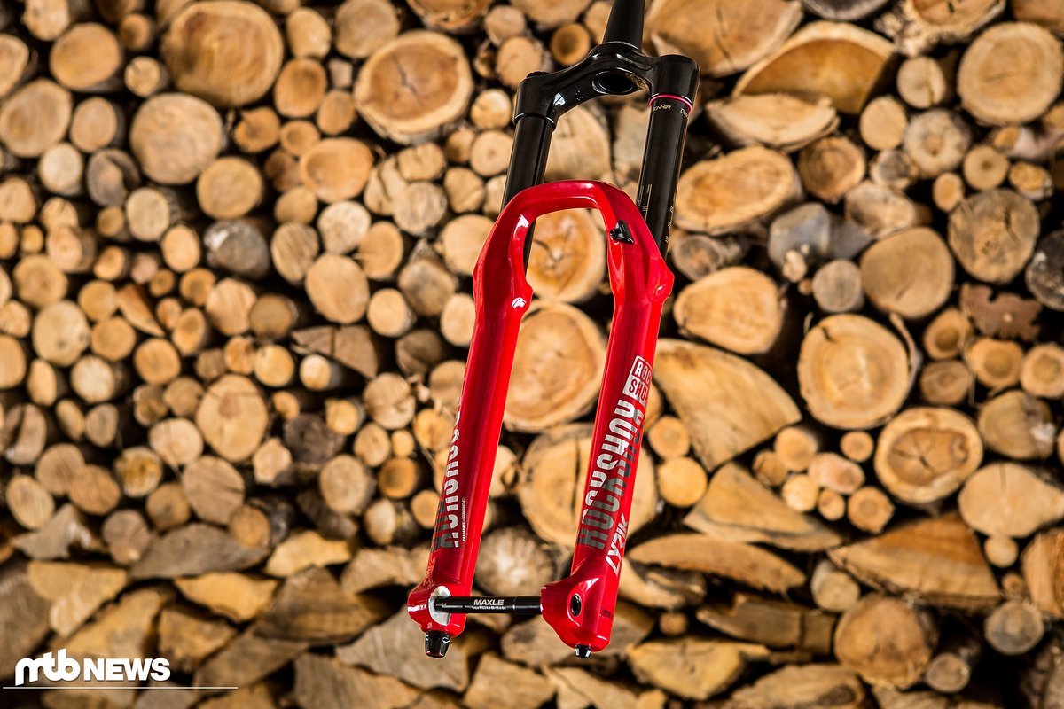 Die RockShox Lyrik-Federgabel wurde für den Saisonstart 2018 überarbeitet und hat eine modifizierte Charger-Dämpfung und eine neue DebonAir-Feder spendiert bekommen. Die RockShox Lyrik-Federgabel wurde für den Saisonstart 2018 überarbeitet und hat eine modifizierte Charger-Dämpfung und eine neue DebonAir-Feder spendiert bekommen.