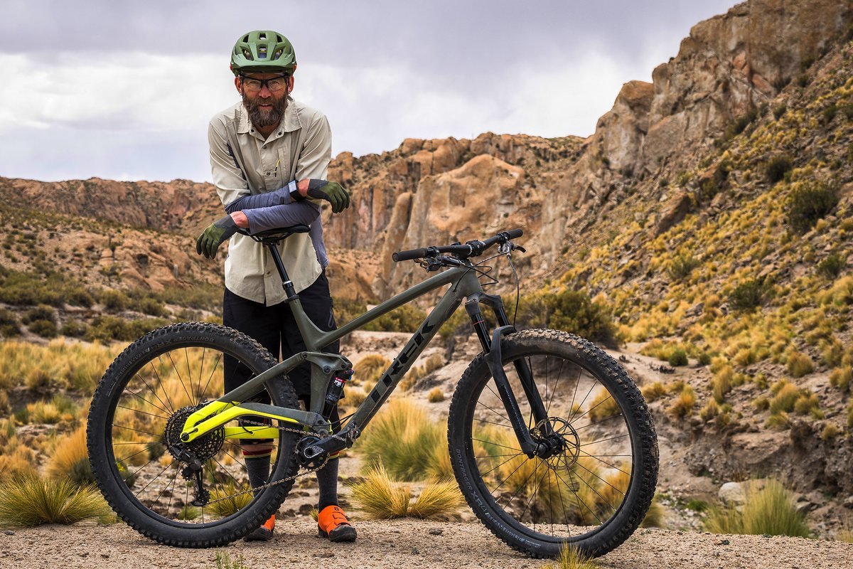 Das neue Trek Full Stache ist ein 130 mm Trailbike mit 29"-Plusreifen und Abenteuer-Charakter. Es ist ab sofort bei allen Trek-Händlern verfügbar und kostet 3499 €. Das neue Trek Full Stache ist ein 130 mm Trailbike mit 29"-Plusreifen und Abenteuer-Charakter. Es ist ab sofort bei allen Trek-Händlern verfügbar und kostet 3499 €.