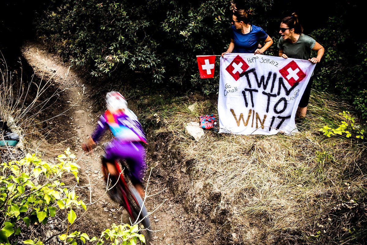 Anita nimmt den Slogan sehr ernst und fährt auf der brutal physischen Stage 6 ihren ersten Stage-Sieg ein! Bravo!! Damit holt sie 40 Sekunden auf zum Podium und Konkurrentin Katy Winton, die bis dahin auf dem dritten Platz lag Anita nimmt den Slogan sehr ernst und fährt auf der brutal physischen Stage 6 ihren ersten Stage-Sieg ein! Bravo!! Damit holt sie 40 Sekunden auf zum Podium und Konkurrentin Katy Winton, die bis dahin auf dem dritten Platz lag
