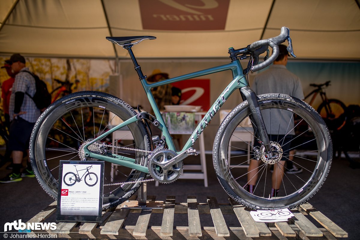 Gravel? Mountainbike? Irgendwo dazwischen. Mit dem MCR 9 RDO Prototyp lässt Niner die Grenzen zwischen MTB und Rennrad verschwimmen Gravel? Mountainbike? Irgendwo dazwischen. Mit dem MCR 9 RDO Prototyp lässt Niner die Grenzen zwischen MTB und Rennrad verschwimmen