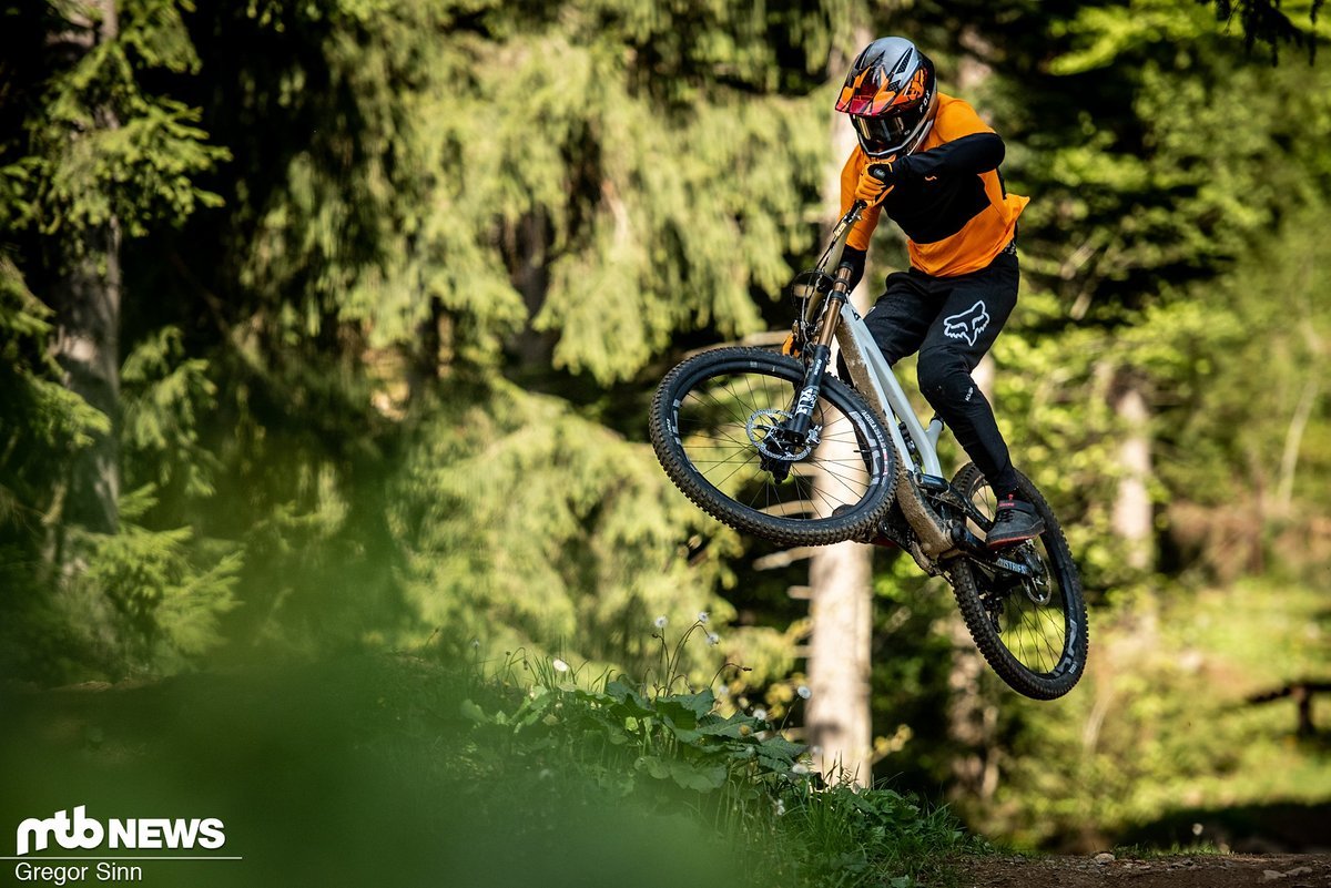 Das sehr niedrige Gewicht des Tues macht es auch im Bikepark erstaunlich leichtfüßig. Das sehr niedrige Gewicht des Tues macht es auch im Bikepark erstaunlich leichtfüßig.